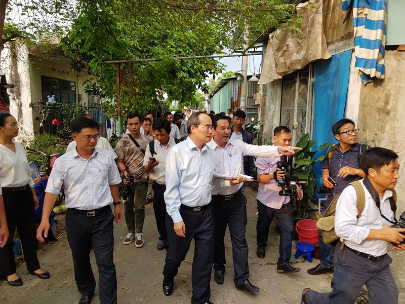 Bí thư Thành ủy TP.HCM Nguyễn Thiện Nhân thị sát tình hình xây dựng nhà không phép ở quy hoạch treo Ga Bình Triệu.