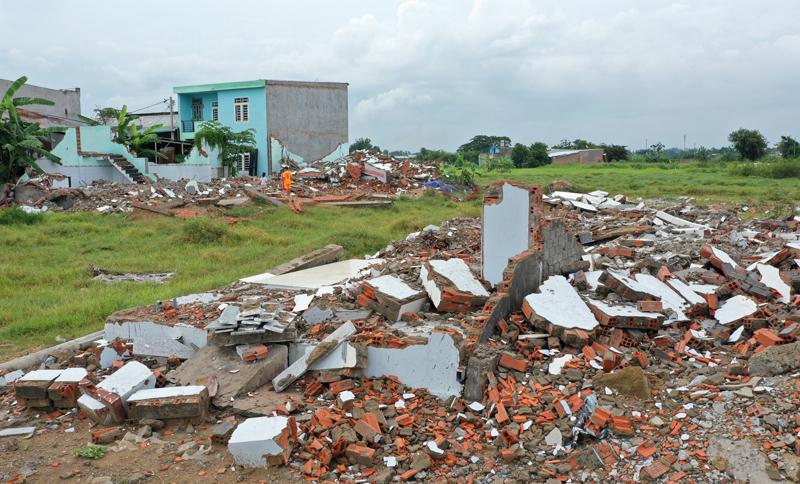 Một căn nhà không phép tại huyện Bình Chánh bị đập bỏ.