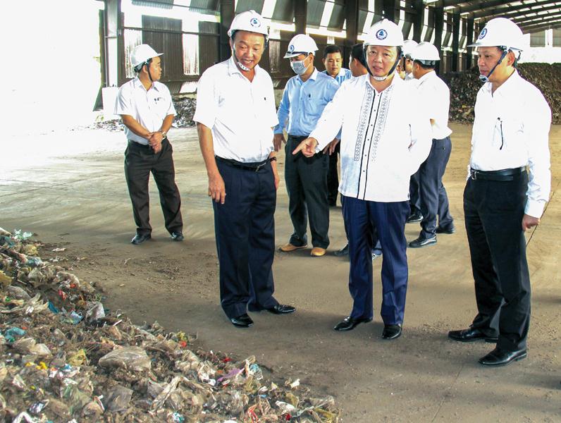 Bộ trưởng Bộ Tài nguyên và Môi trường Trần Hồng Hà (đứng giữa) kiểm tra nhà máy xử lý rác thải của Biwase.