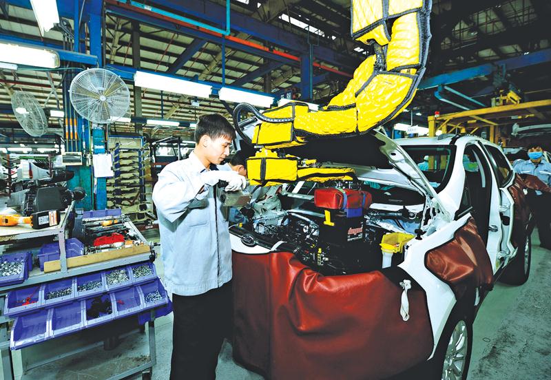 Lắp ráp động cơ ô tô tại Công ty TNHH Ford Việt Nam. Ảnh: Đức Thanh