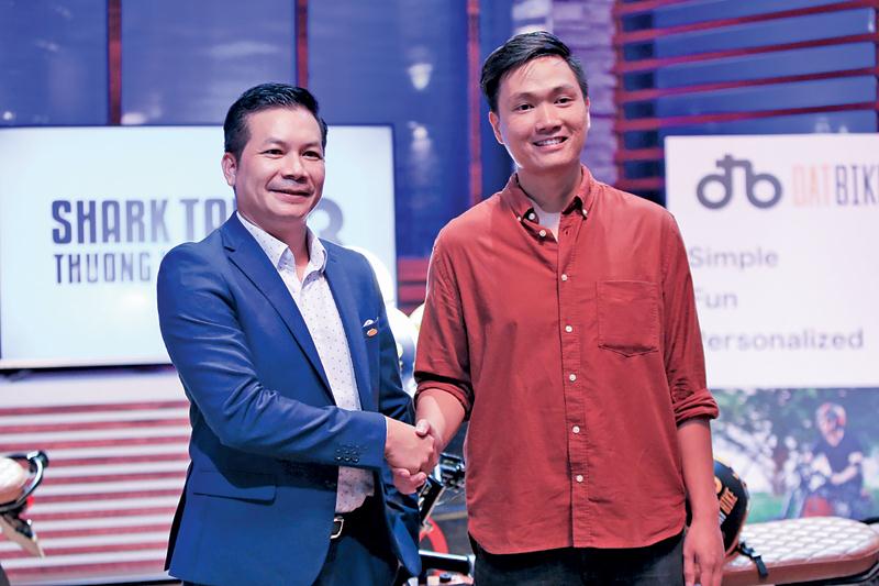 Nguyễn Bá Cảnh Sơn (bên phải) thuyết phục được Shark Hưng đầu tư cho Dự án Dat Bike tại Chương trình Shark Tank Việt Nam.