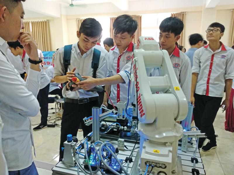 Trong tương lai, Việt Nam cần nhiều lao động có kỹ năng cao để đáp ứng yêu cầu hội nhập.