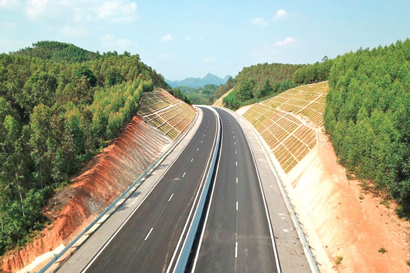 Dự án đường cao tốc Bắc Giang - Lạng Sơn được triển khai theo hình thức hợp đồng BOT. Ảnh: A.M