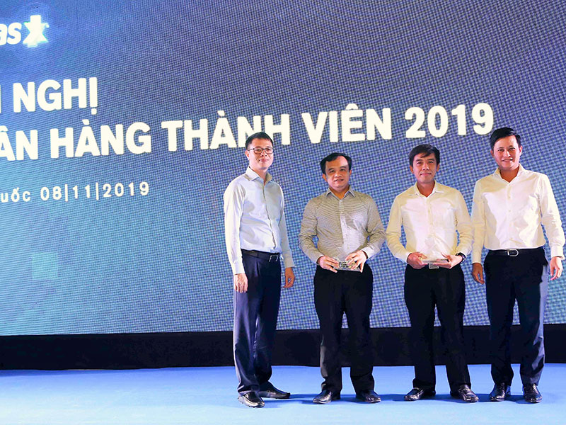 Ông Đặng Công Hoàn, Giám đốc Phát triển sản phẩm, kiêm Giám đốc Kinh doanh thẻ (thứ hai từ trái sang), đại diện Techcombank nhận các giải thưởng của Napas