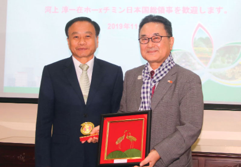 Ông Nguyễn Văn Dương (bên trái), Chủ tịch UBND tỉnh Đồng Tháp tiếp ông Kawaue Jun-Ichi, Tổng lãnh sự Nhật Bản tại TP.HCM.