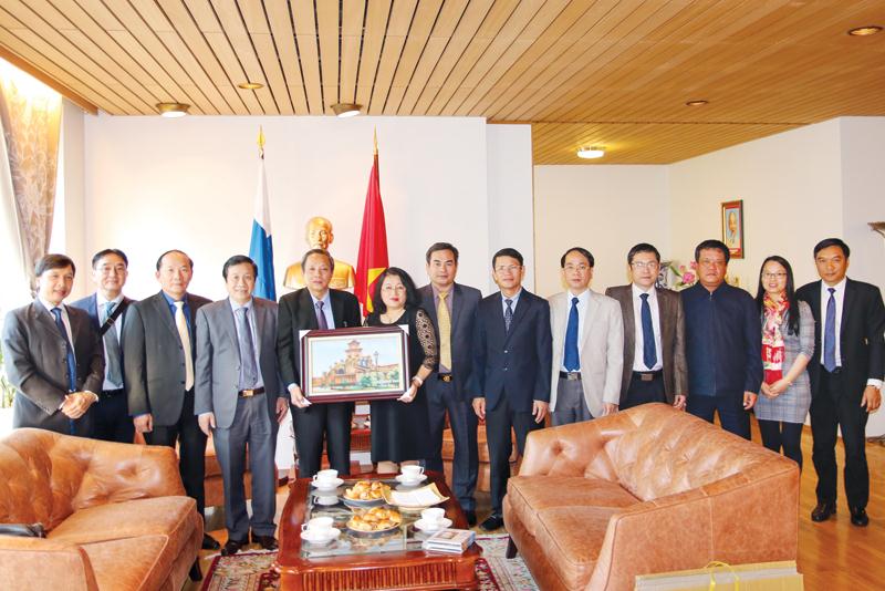 Đoàn công tác tỉnh Quảng Bình thăm Đại sứ quán Việt Nam tại Phần Lan nhân chuyến xúc tiến đầu tư châu Âu.
