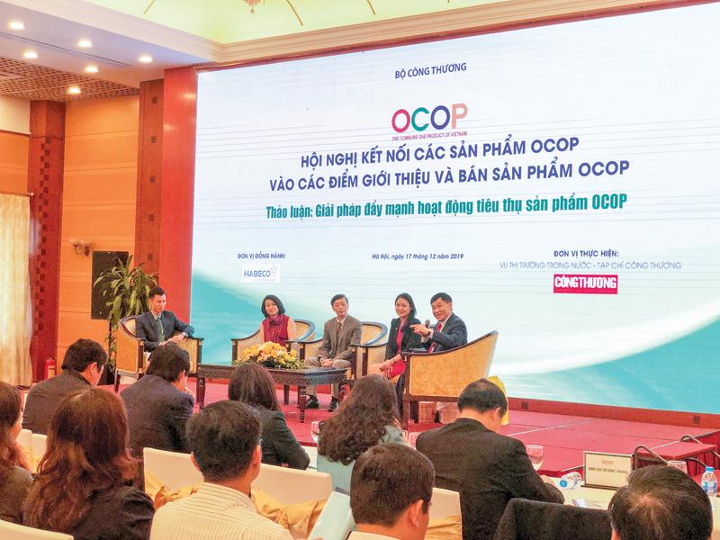 Hàng trăm doanh nghiệp, hộ sản xuất OCOP đã tham gia Hội nghị. Ảnh: T.P
