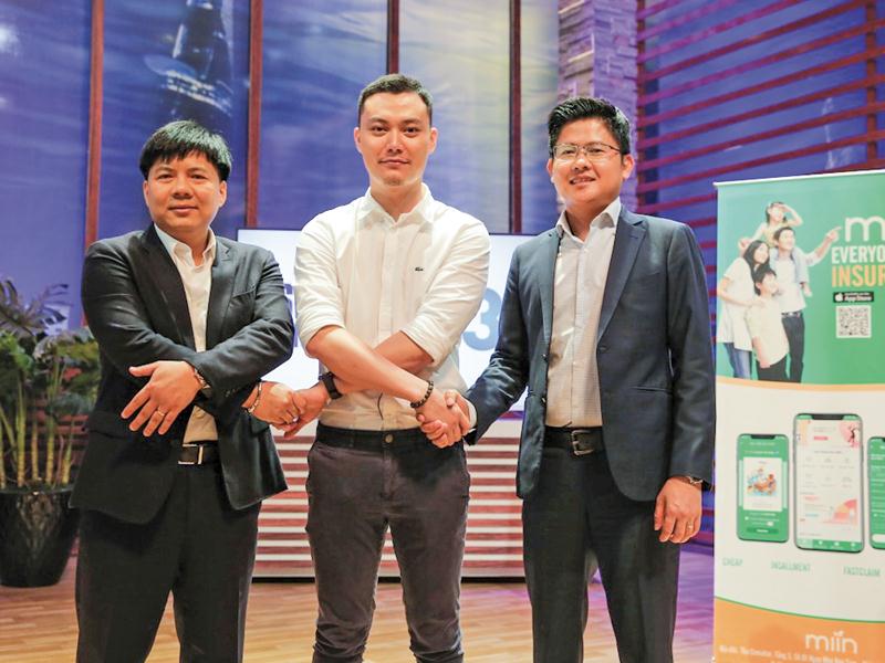 Nguyễn Bảo Trọng (đứng giữa) và các nhà đầu tư trong một chương trình truyền hình thực tế.