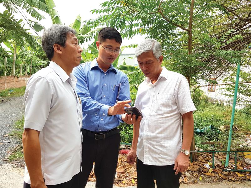 Phó chủ tịch UBND TP.HCM Võ Văn Hoan (ngoài cùng, bên phải) đi kiểm tra việc xây dựng không phép tại quận Thủ Đức.