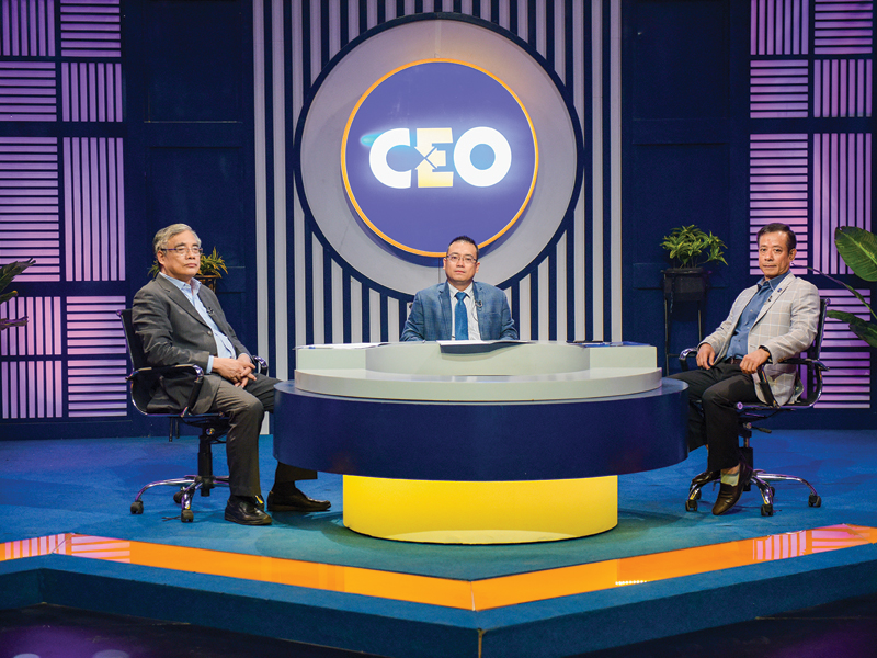 doanh nhân Nguyễn Cảnh Bình bên Bàn tròn CEO cùng 2 chuyên gia.