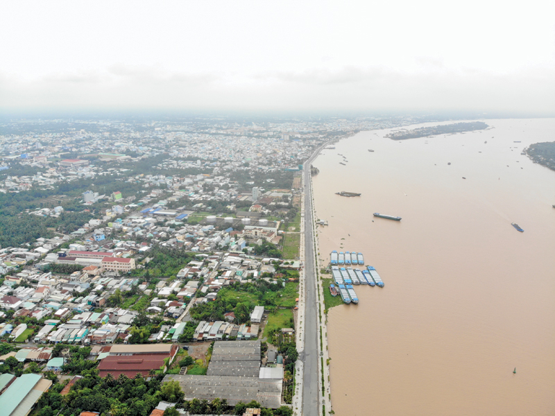 Nằm bên sông Tiền, TP. Mỹ Tho đang trên đà phát triển, là một trong những trọng điểm thu hút đầu tư của tỉnh Tiền Giang.
