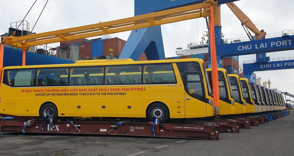 15 chiếc xe Thaco Bus tại Cảng Chu Lai chuẩn bị “lên đường” sang Philippines.