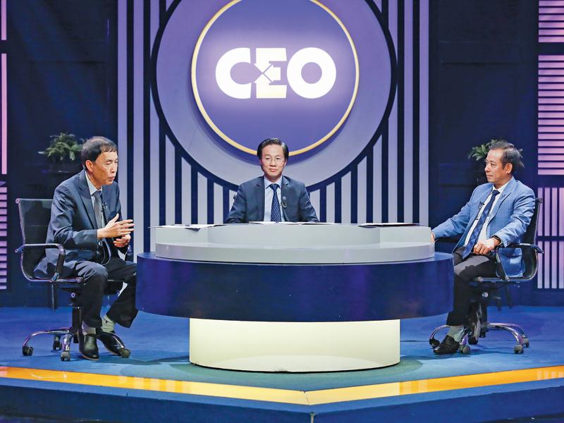 doanh nhân Đinh Hồng Kỳ bên bàn tròn CEO.
