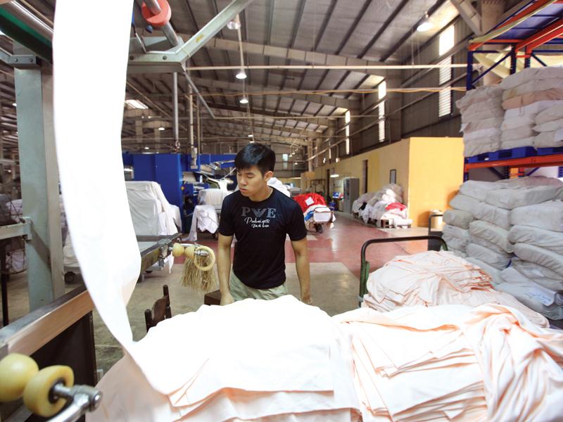 Các doanh nghiệp dệt may chọn cách băt tay với đối tác để sản xuất vải, nhằm hưởng ưu đãi từ các FTA. Ảnh: Đức Thanh