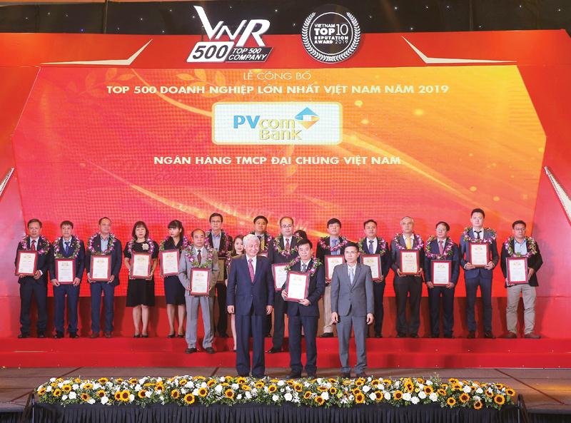Ông Phạm Huy Tuyên , Phó tổng giám đốc PVcomBank nhận giải thưởng từ Ban Tổ chức