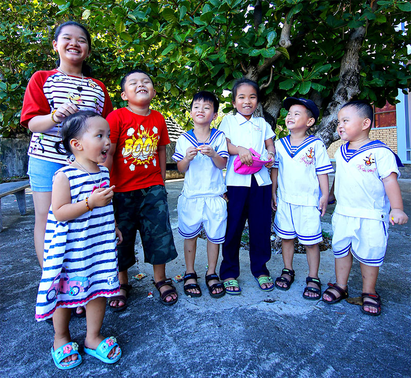 Nụ cười hồn nhiên của các em bé trên đảo Trường Sa Lớn.
