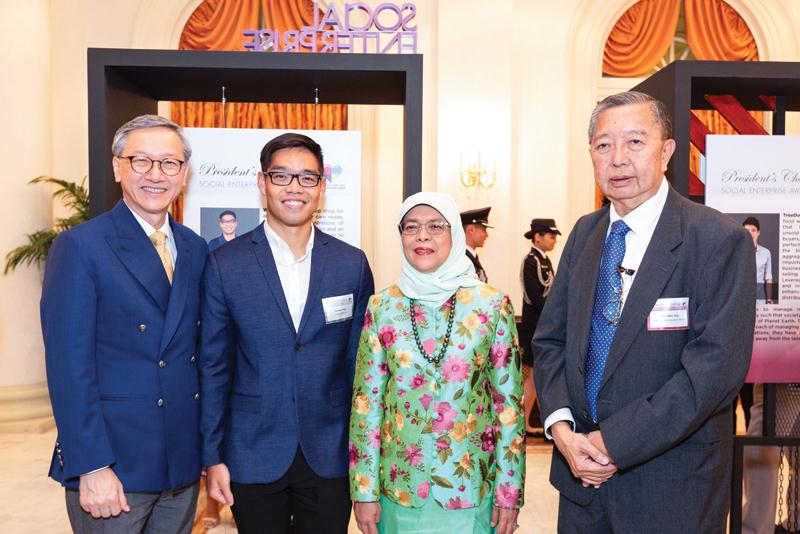 Tống Nhật Dương (thứ hai, từ trái sang) chụp ảnh cùng Tổng thống Singapore Halimah Yacob (thứ ba, từ trái sang) tại Giải thưởng doanh nghiệp xã hội Singapore 2019 - một giải thưởng uy tín được trao tặng bởi Văn phòng Tổng thống Singapore.