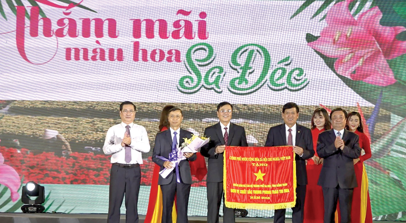 Ông Lê Minh Hoan, Ủy viên Ban Chấp hành Trung ương Đảng, Bí thư Tỉnh ủy Đồng Tháp (hàng trên, thứ nhất từ phải sang) trao Cờ thi đua của Chính phủ (năm 2019) cho đại diện lãnh đạo TP. Sa Đéc.
