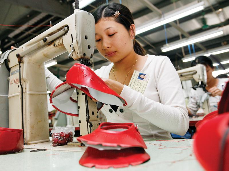 Nhiều doanh nghiệp da giày Việt Nam chưa chủ động được nguồn cung ứng da nguyên liệu. Ảnh: Đức Thanh