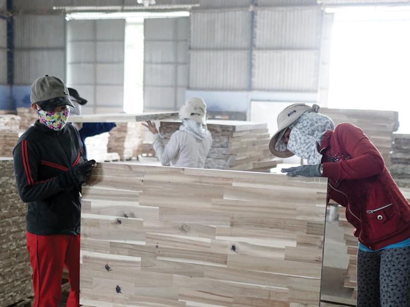 EVFTA sẽ giúp doanh nghiệp ngành gỗ thuận lợi khi nhập khẩu nguyên liệu, máy móc sản xuất từ EU.