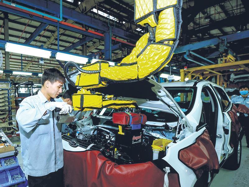 Sau những lần rung chuyển của công xưởng thế giới, Việt Nam cần có kế hoạch đón làn sóng đầu tư mới. Trong ảnh: Lắp ráp động cơ ô tô ở Công ty TNHH Ford Việt Nam. Ảnh: Thành Trung