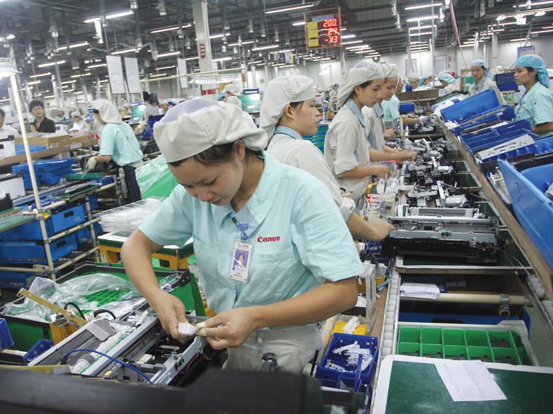 Dịch bệnh tiếp tục ảnh hưởng tới sản xuất - kinh doanh của các doanh nghiệp FDI. Trong ảnh: Nhà máy của Canon tại Khu công nghiệp Bắc Thăng Long (Hà Nội)
