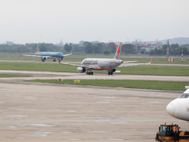 Đường cất hạ cánh tại Sân bay Quốc tế Nội Bài đang bị quá tải và hư hỏng. Ảnh: Đức Thanh