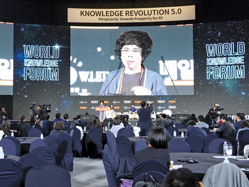 Madame Thái Hương, nhà sáng lập Tập đoàn TH truyền cảm hứng về sức mạnh của nữ giới điều hành doanh nghiệp tại Diễn đàn Tri thức thế giới - World Knowledge Forum 2019 tại Seoul (Hàn Quốc).