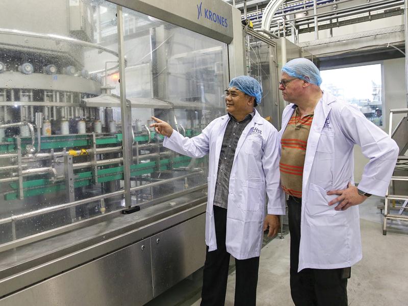 Nhà máy sản xuất bia và nước giải khát Hòa Bình được trang bị các máy móc tiên tiến bậc nhất thế giới.