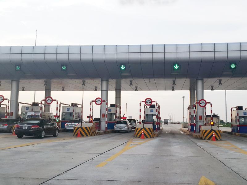 Tổng công ty VIDIFI bắt đầu áp dụng thu phí không dừng tại hai làn giữa tại các trạm thu phí trên cao tốc Hà Nội - Hải Phòng. Ảnh: Đức Thanh