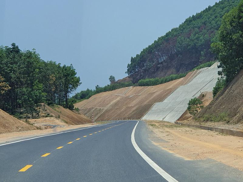 Dự án Đường Hồ Chí Minh đoạn La Sơn - Túy Loan đã hoàn thiện 66 km. Ảnh: H. Anh