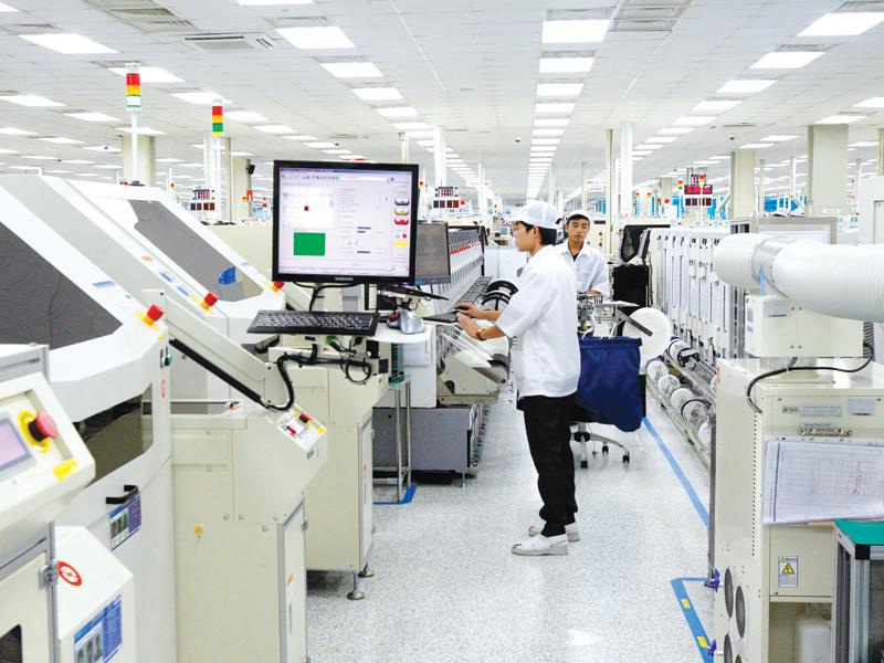 Samsung, LG… đã lần lượt dịch chuyển sản xuất về Việt Nam và coi Việt Nam trở thành cứ điểm sản xuất toàn cầu của họ. Trong ảnh: Nhà máy Samsung Bắc Ninh.