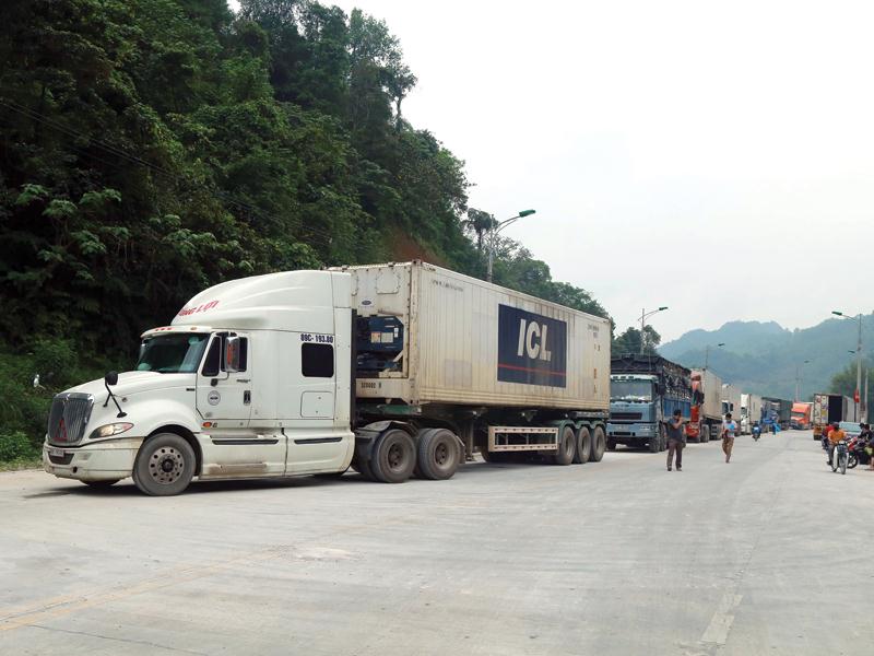Đoàn xe chở nông sản chờ thông quan tại Cửa khẩu Tân Thanh (Lạng Sơn). Ảnh: Đức Thanh