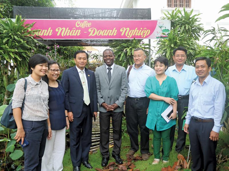 Ông Nguyễn Văn Dương (thứ ba từ trái qua), Chủ tịch UBND tỉnh Đồng Tháp tiếp các tổ chức, doanh nghiệp, nhà đầu tư tại Cà phê doanh nhân - doanh nghiệp trong khuôn viên UBND tỉnh Đồng Tháp. Ảnh: Văn Khương.