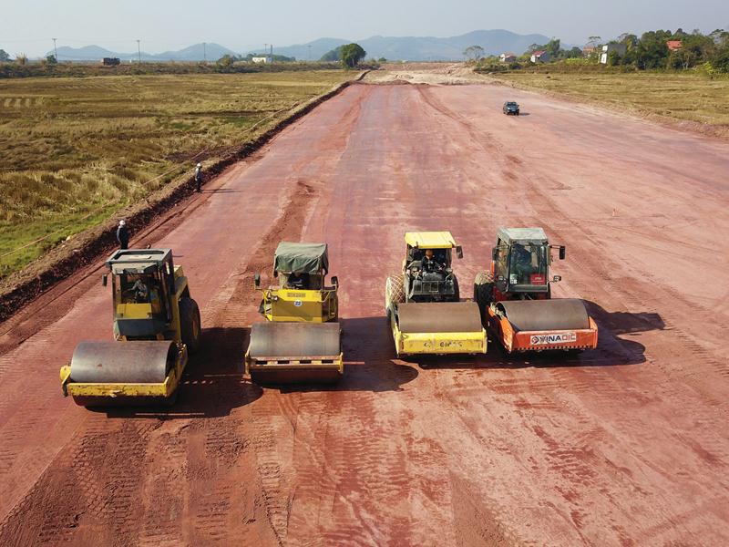 Thi công nền đường K95 cao tốc Vân Đồn - Móng Cái đoạn qua địa bàn huyện Tiên Yên. Ảnh: Đỗ Phương
