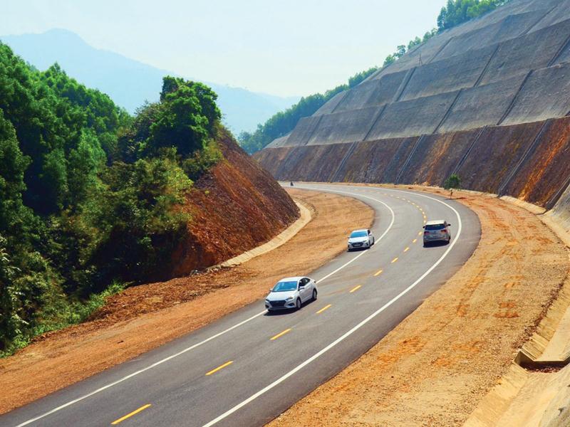 Tuyến cao tốc Bắc - Nam phía Đông đoạn La Sơn - Túy Loan đang được Bộ GTVT hoàn thiện để đưa vào khai thác trong tháng 6/2020. Ảnh: A.M