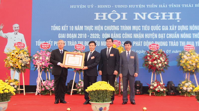Đồng chí Trần Quốc Vượng, Ủy viên Bộ Chính trị, Thường trực Ban Bí thư (thứ nhất, từ trái sang) trao Bằng công nhận đạt chuẩn nông thôn mới cho Đảng bộ và  nhân dân huyện Tiền Hải (tháng 1/2020).