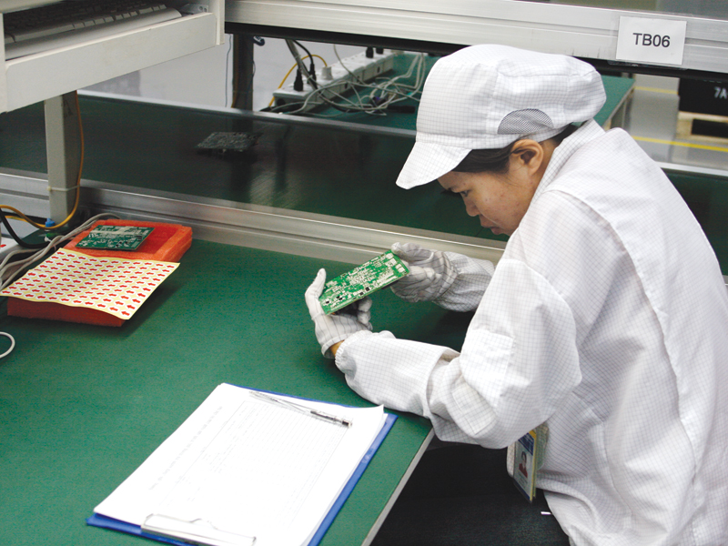 Việt Nam cần tập trung tạo sức lan tỏa của khu vực FDI đến doanh nghiệp trong nước. Trong ảnh: Công nhân nhà máy tại Bắc Giang của Foxconn (Đài Loan).