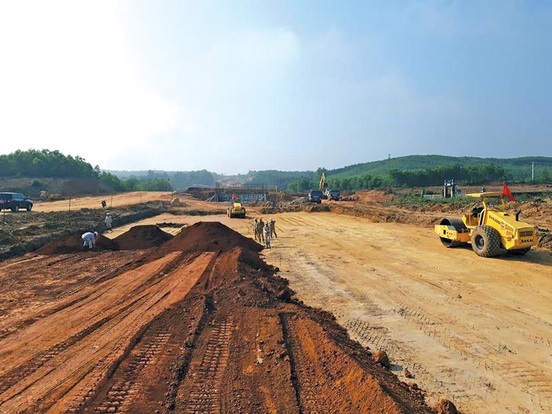 Dự án đầu tư xây dựng cao tốc Cam Lộ - La Sơn, đoạn qua huyện Cam Lộ. Ảnh: Trí Đức