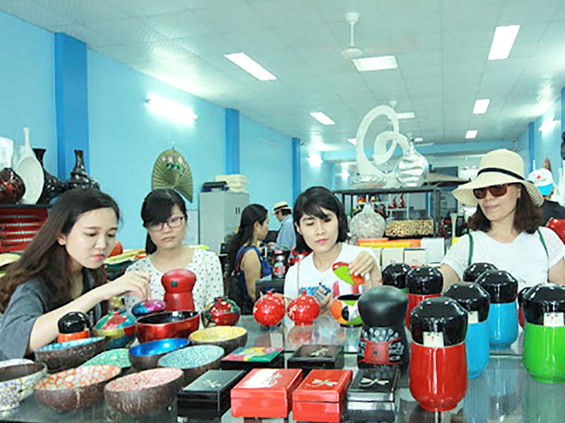 Với hàng ngàn làng nghề truyền thống, Hà Nội có nhiều lợi thế để phát triển du lịch làng nghề. Ảnh: Hồng Hạnh