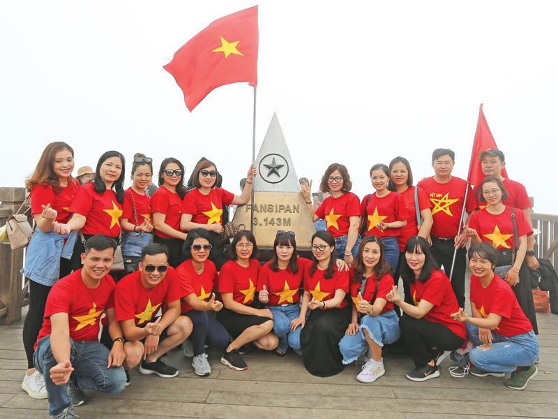 Du khách check in đỉnh Fansipan (Sa Pa, Lào Cai). Ảnh: Hồ Hạ