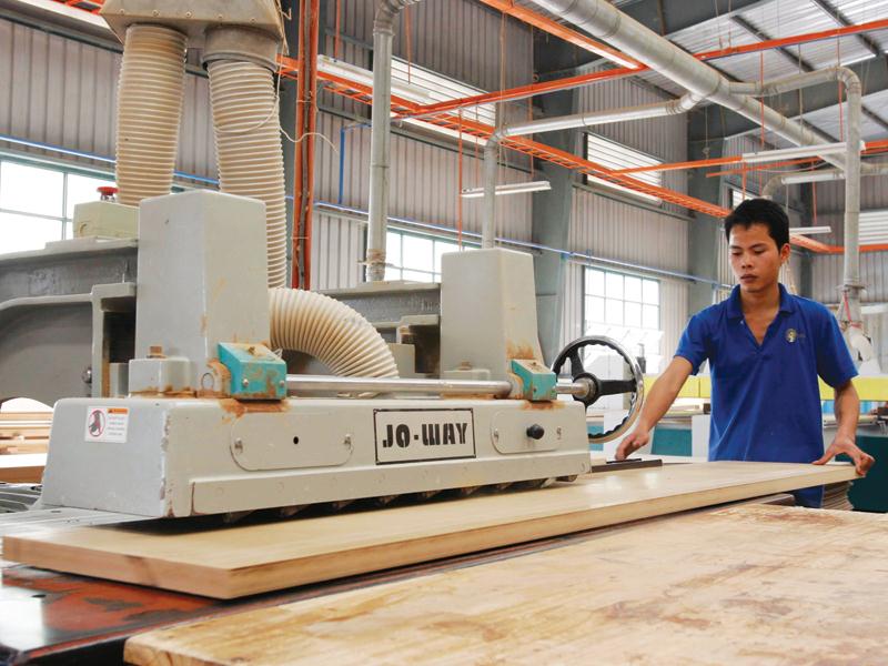 Năm 2019, xuất khẩu gỗ và sản phẩm gỗ của Việt Nam sang EU đạt 847 triệu USD, tăng 8,7% so với năm 2018. Trong ảnh: Xưởng chế biến gỗ tại Đồng Kỵ  (Từ Sơn, Bắc Ninh). Ảnh: Đức Thanh