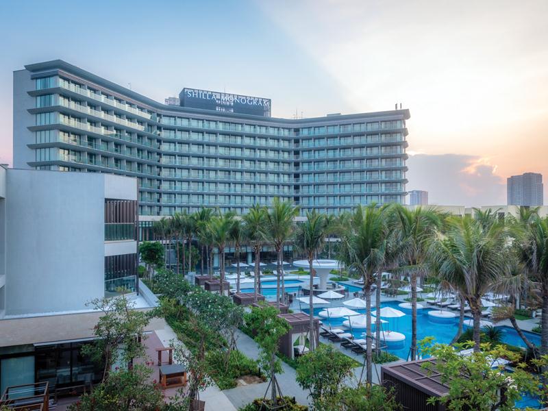 Khu nghỉ dưỡng Shilla Monogram Quangnam Danang có 309 phòng khách sạn với tầm nhìn hướng ra biển và bán đảo Sơn Trà.