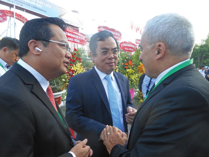 Ông Dương Thành Trung, Chủ tịch UBND tỉnh Bạc Liêu (đứng giữa) trao đổi và lắng nghe ý kiến nhà đầu tư.