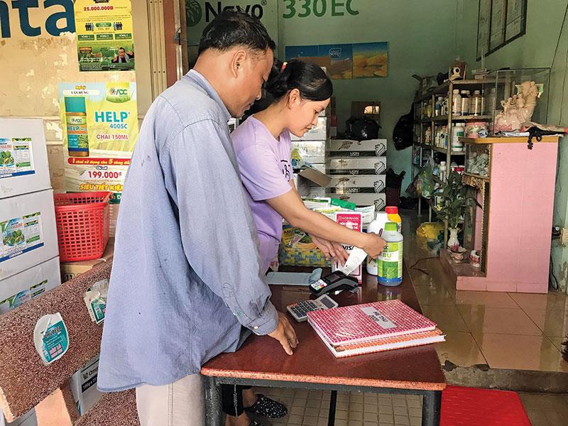 Ông Nguyễn Công Bằng sử dụng thẻ thấu chi của Agribank để mua hàng.
