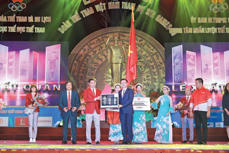 Ông Vũ Văn Thắng, Tổng giám đốc Herbalife Việt Nam và Campuchia trao sản phẩm tượng trưng cho Trưởng đoàn Thể thao Việt Nam tại Lễ Xuất quân SEA Games 2019.