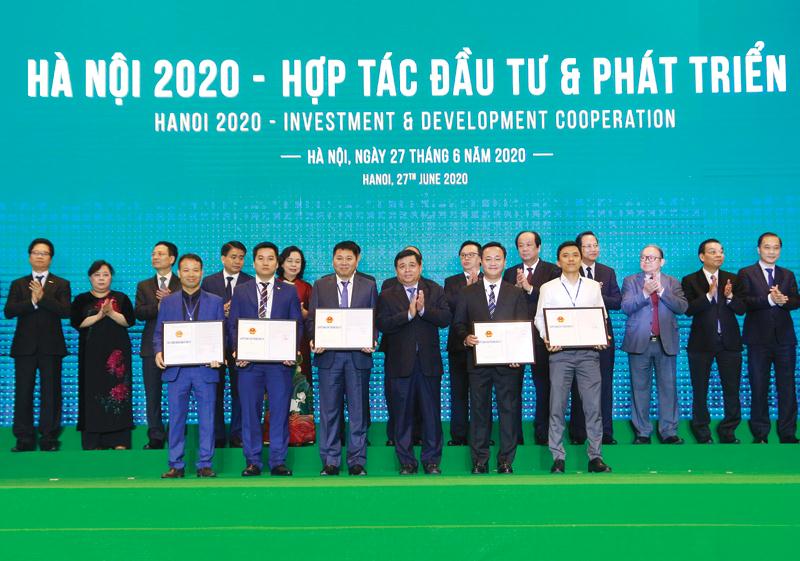 Bộ trưởng Bộ Kế hoạch và Đầu tư Nguyễn Chí Dũng trao quyết định chủ trương đầu tư cho các doanh nghiệp tại Hội nghị “Hà Nội 2020 - Hợp tác đầu tư và phát triển”