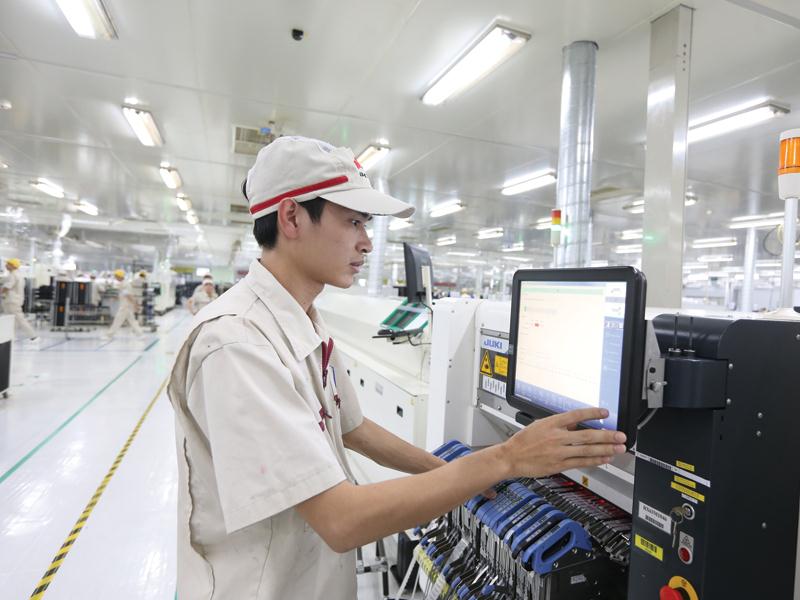 Sản xuất công nghiệp trong 6 tháng đầu năm tăng 2,8%. Trong ảnh: Nhà máy UMC 100% vốn Nhật Bản tại Cẩm Giàng (Hải Dương). Ảnh: Đức Thanh