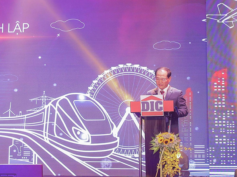 Ông Mai Ngọc Thuận, Ủy viên Ban Thường vụ Tỉnh ủy, Phó Chủ tịch HĐND tỉnh Bà Rịa – Vũng Tàu phát biểu chúc mừng Tập đoàn DIC tại buổi lễ.