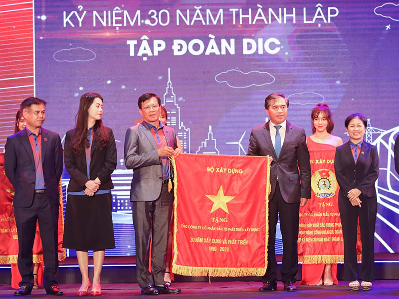 Ông Lê Quang Hùng (phải), Thứ trưởng Bộ Xây dựng trao bức trướng của Bộ Xây dựng tặng Tập đoàn DIC trong lễ kỷ niệm 30 năm thành lập.